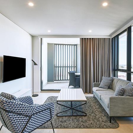 Meriton Suites Liverpool Exteriér fotografie A living room in a typical apartment