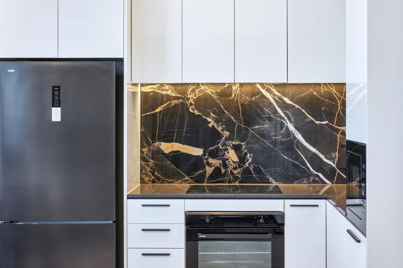 Meriton Suites Liverpool Exteriér fotografie A kitchen with a black granite countertop