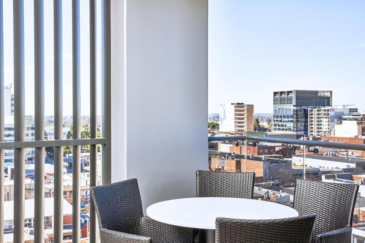 Meriton Suites Liverpool Exteriér fotografie A balcony at the hotel
