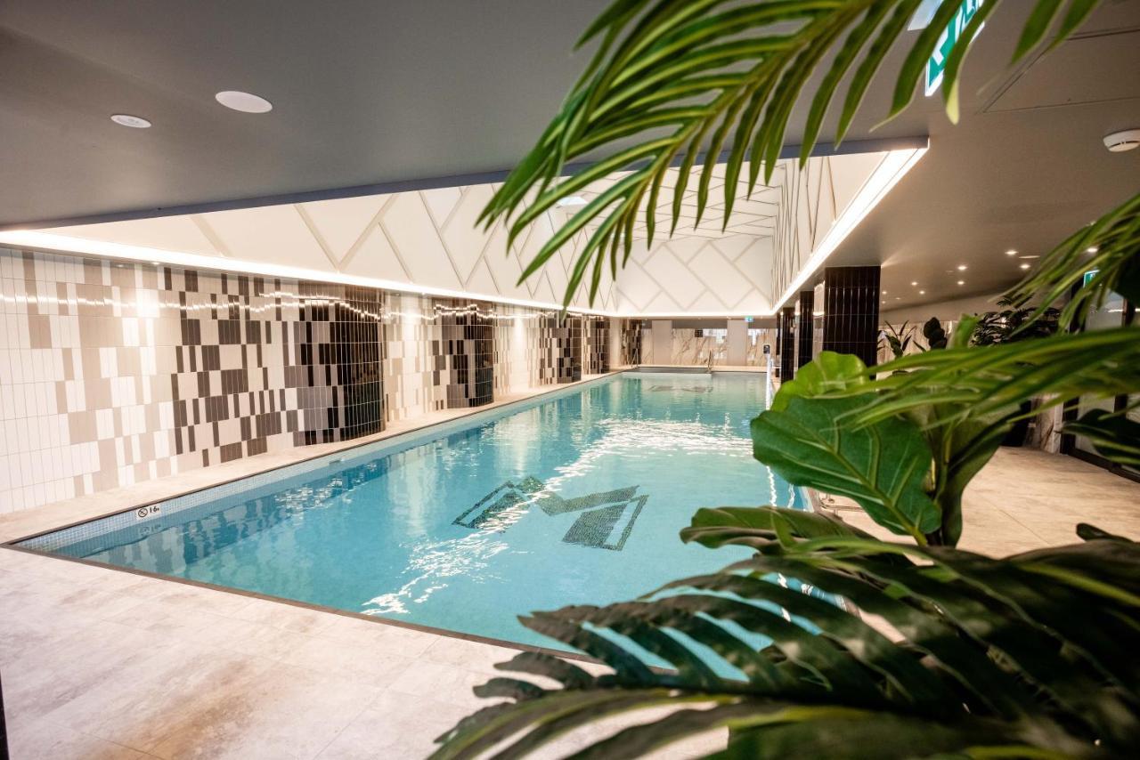 Meriton Suites Liverpool Exteriér fotografie The swimming pool at the hotel