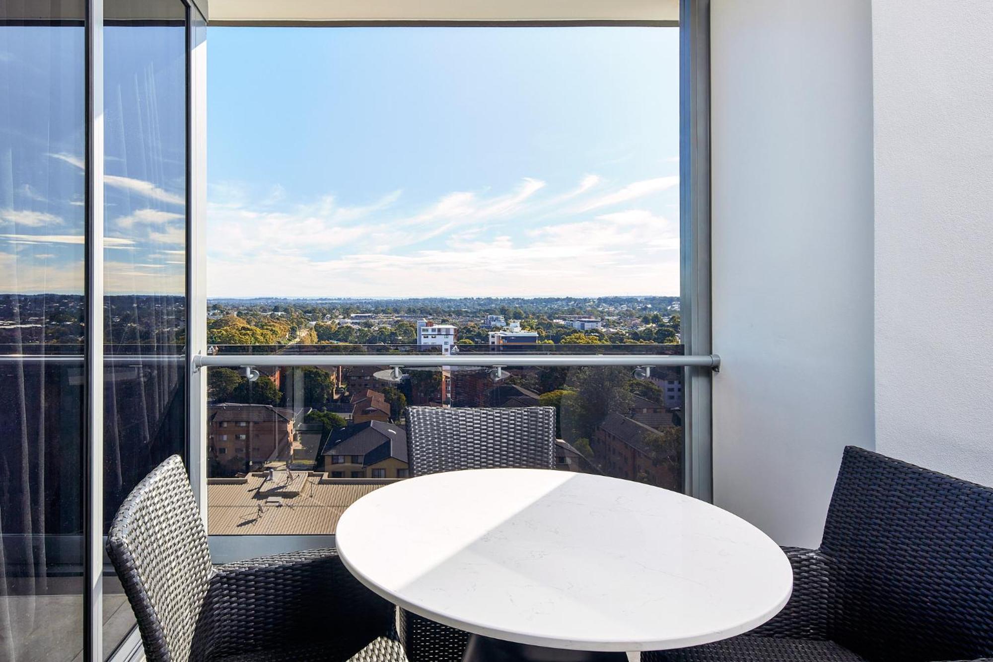 Meriton Suites Liverpool Exteriér fotografie A balcony at the apartment