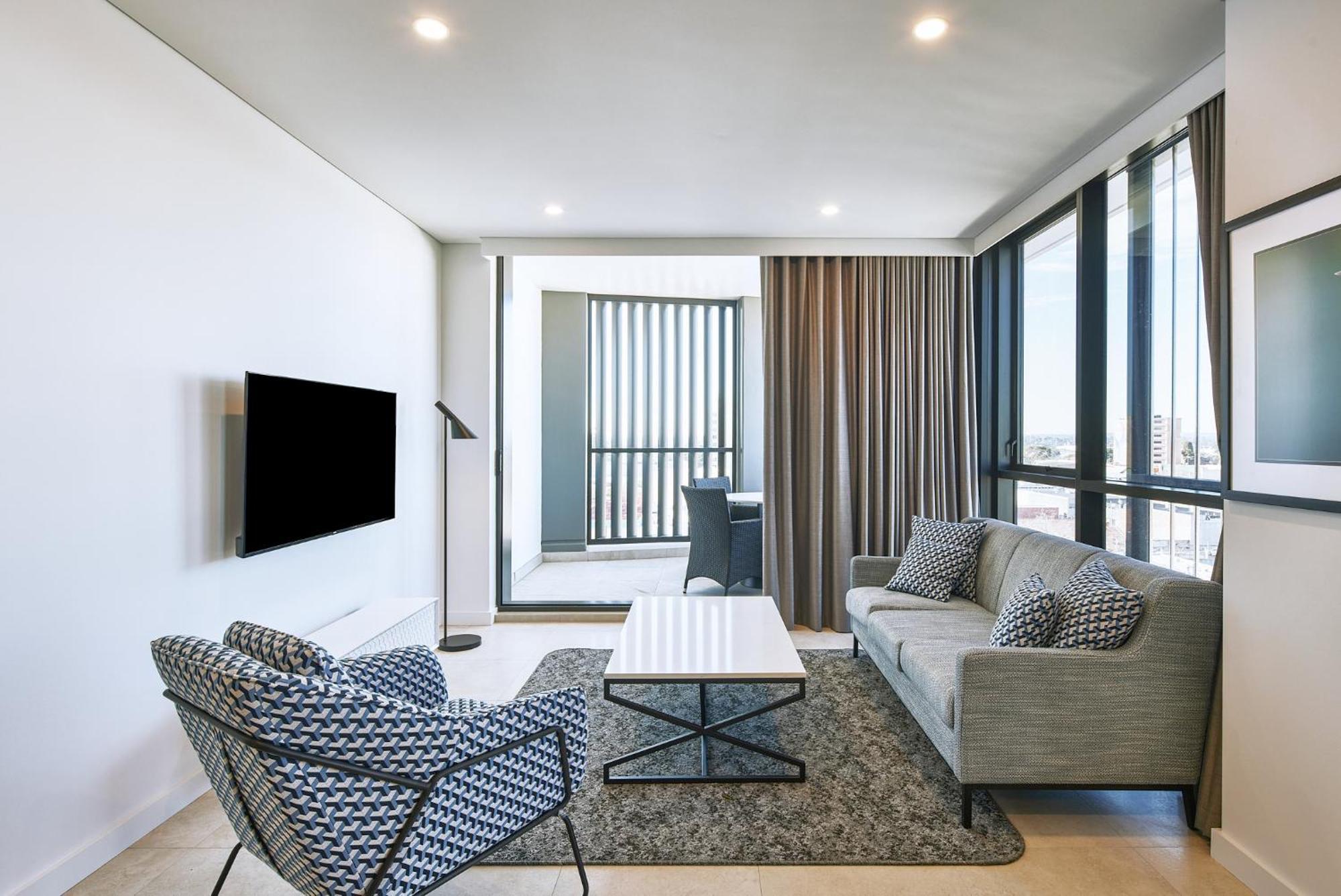 Meriton Suites Liverpool Exteriér fotografie A living room in a typical apartment