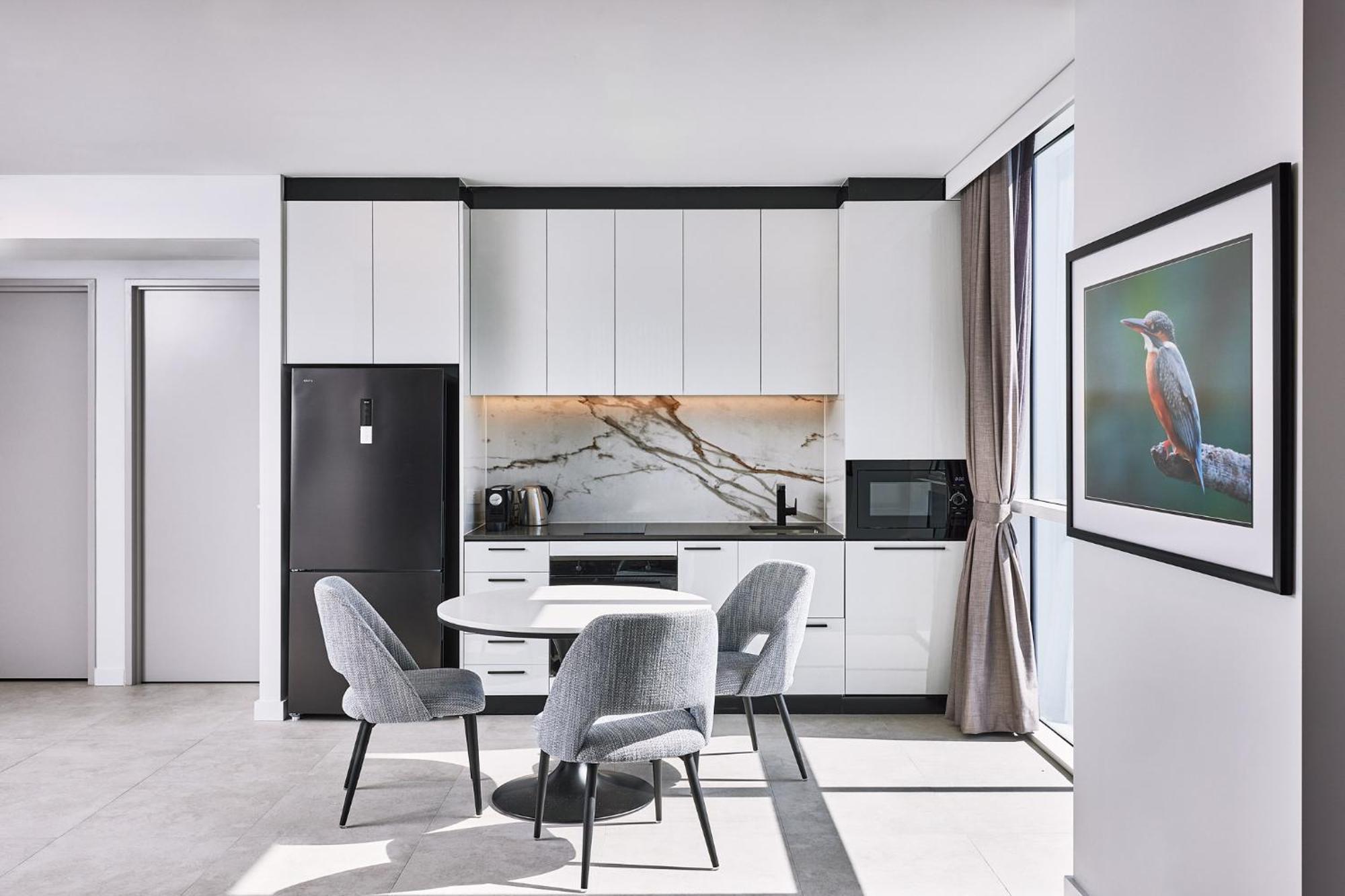 Meriton Suites Liverpool Exteriér fotografie A kitchen in a serviced apartment