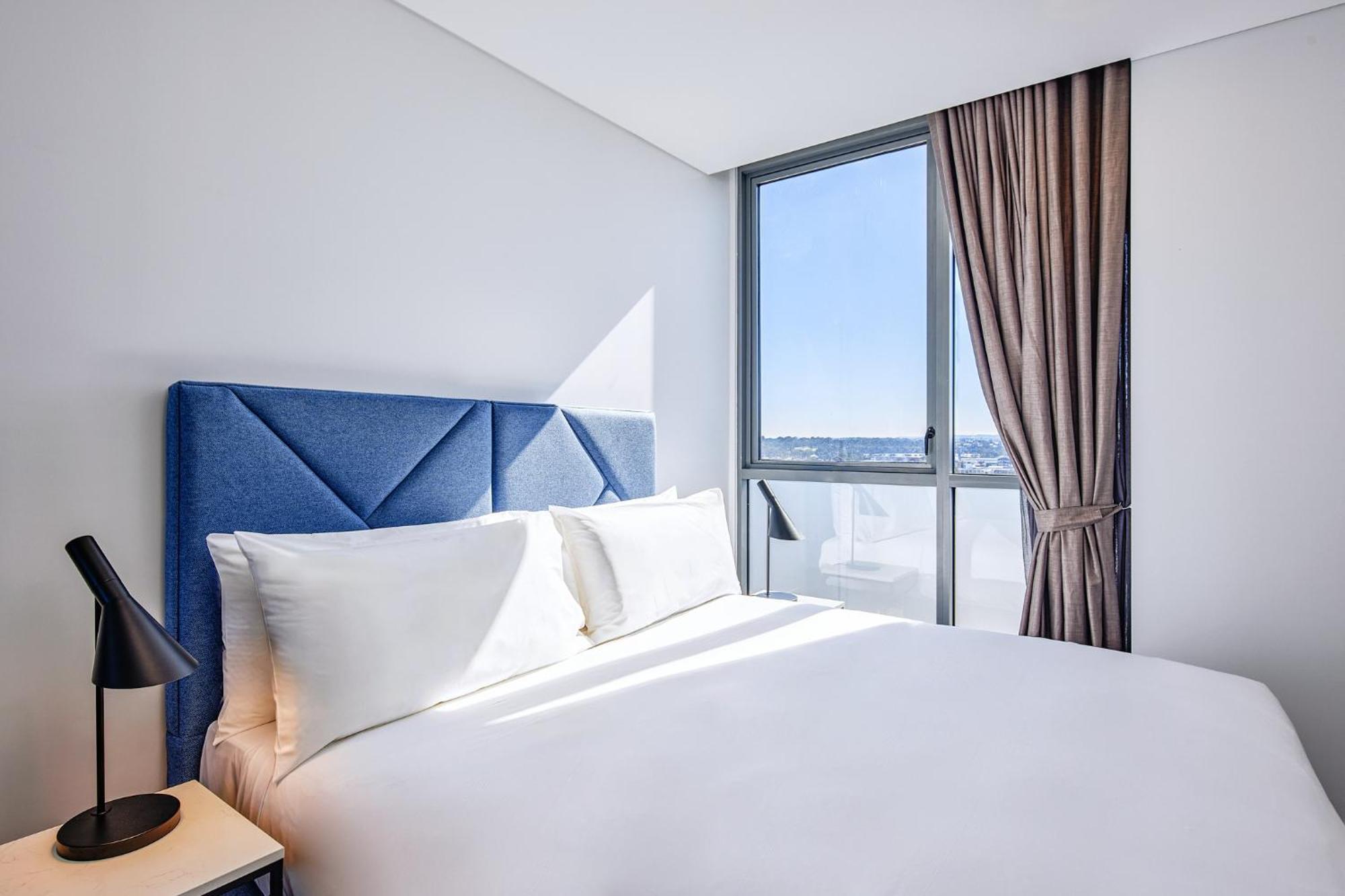 Meriton Suites Liverpool Exteriér fotografie A bedroom at the hotel