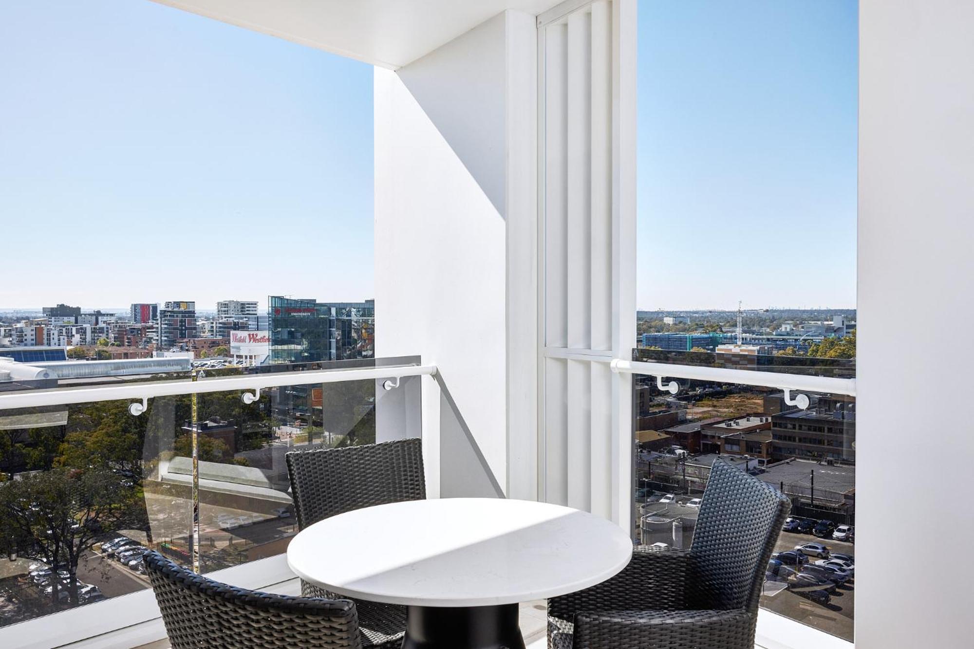 Meriton Suites Liverpool Exteriér fotografie A balcony at the apartment