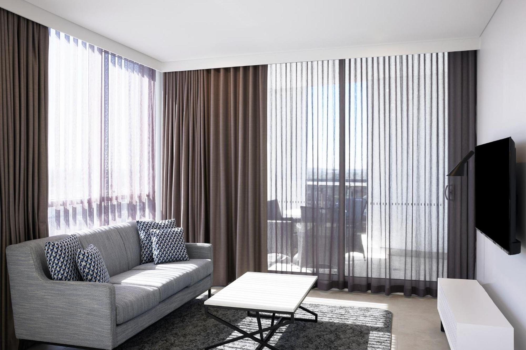 Meriton Suites Liverpool Exteriér fotografie Curtains