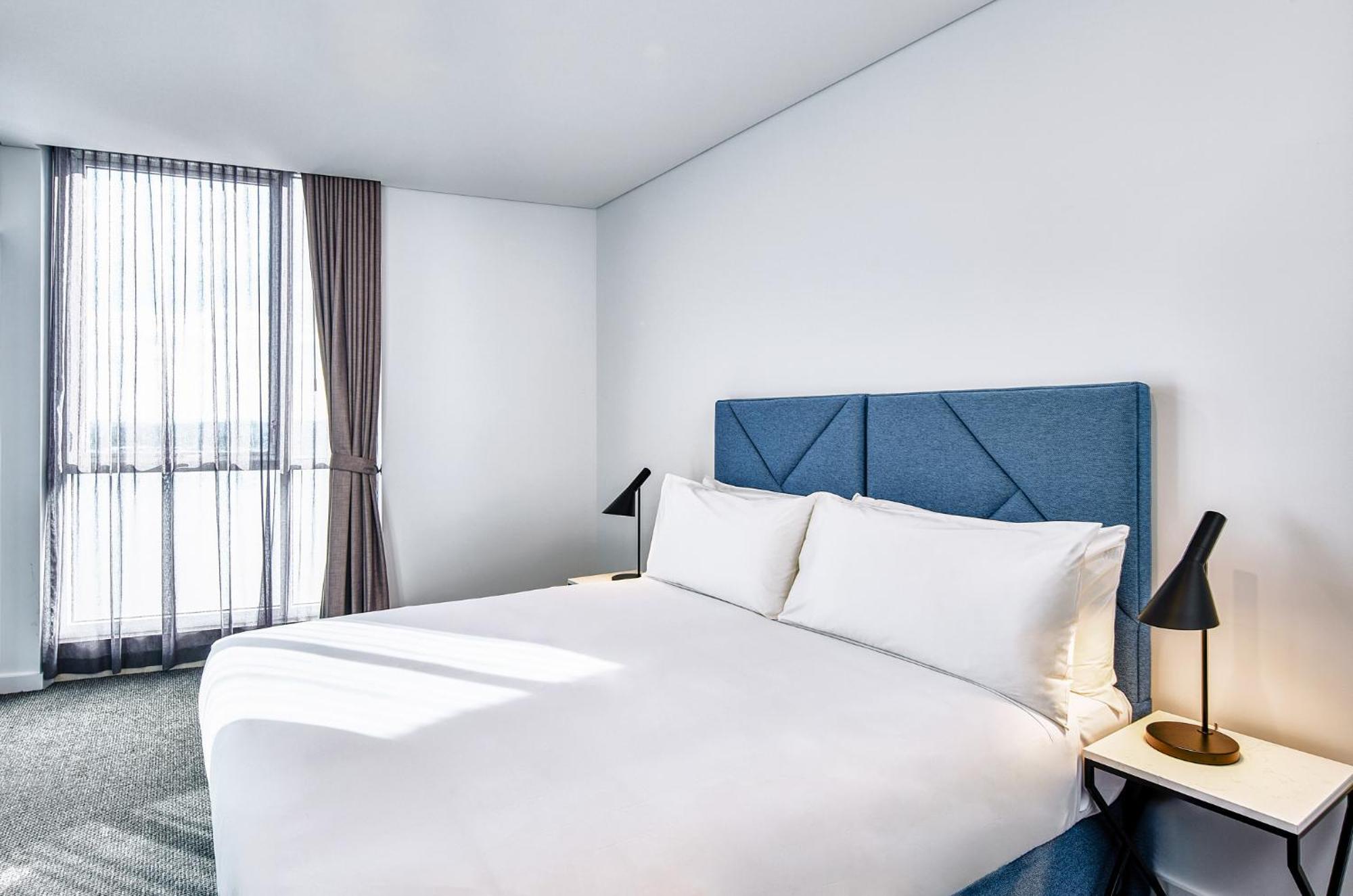 Meriton Suites Liverpool Exteriér fotografie A bedroom at the hotel