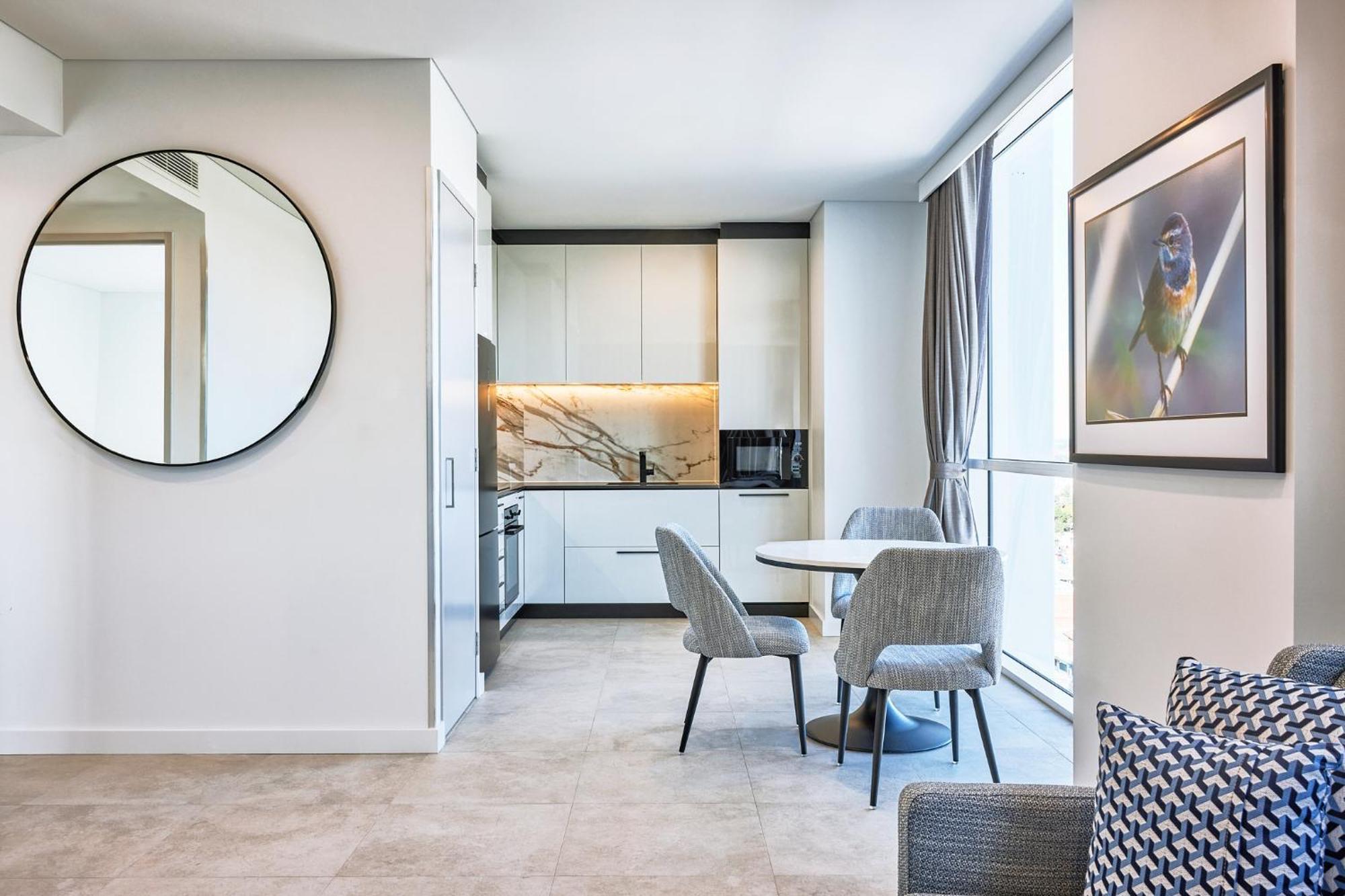 Meriton Suites Liverpool Exteriér fotografie The kitchen in a typical apartment
