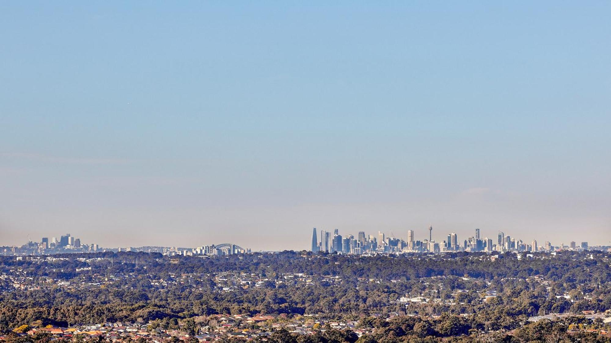 Meriton Suites Liverpool Exteriér fotografie Brisbane CBD from the west