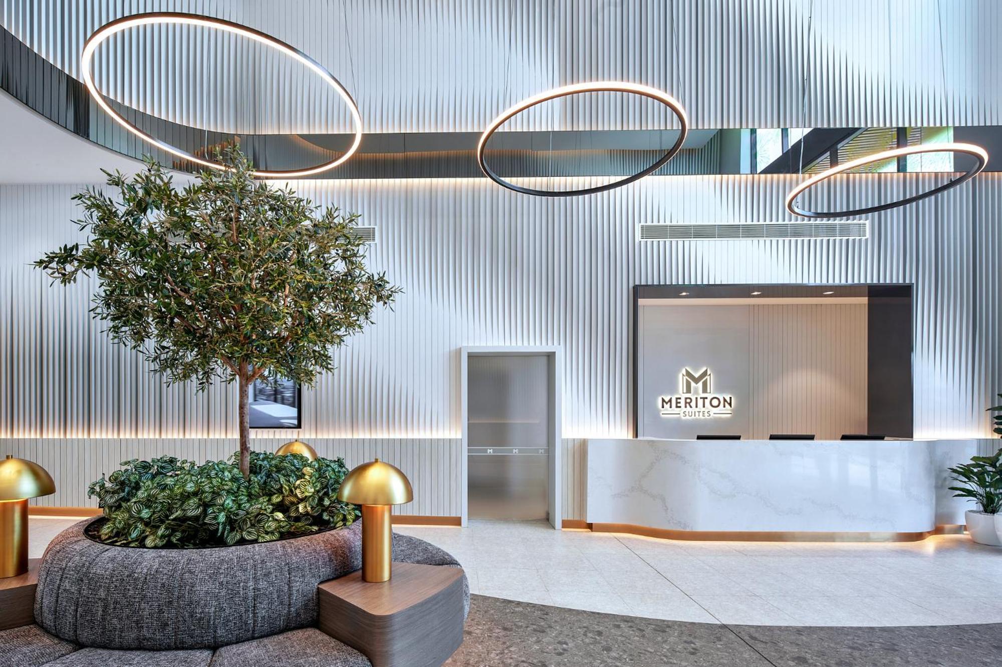 Meriton Suites Liverpool Exteriér fotografie The lobby of the hotel
