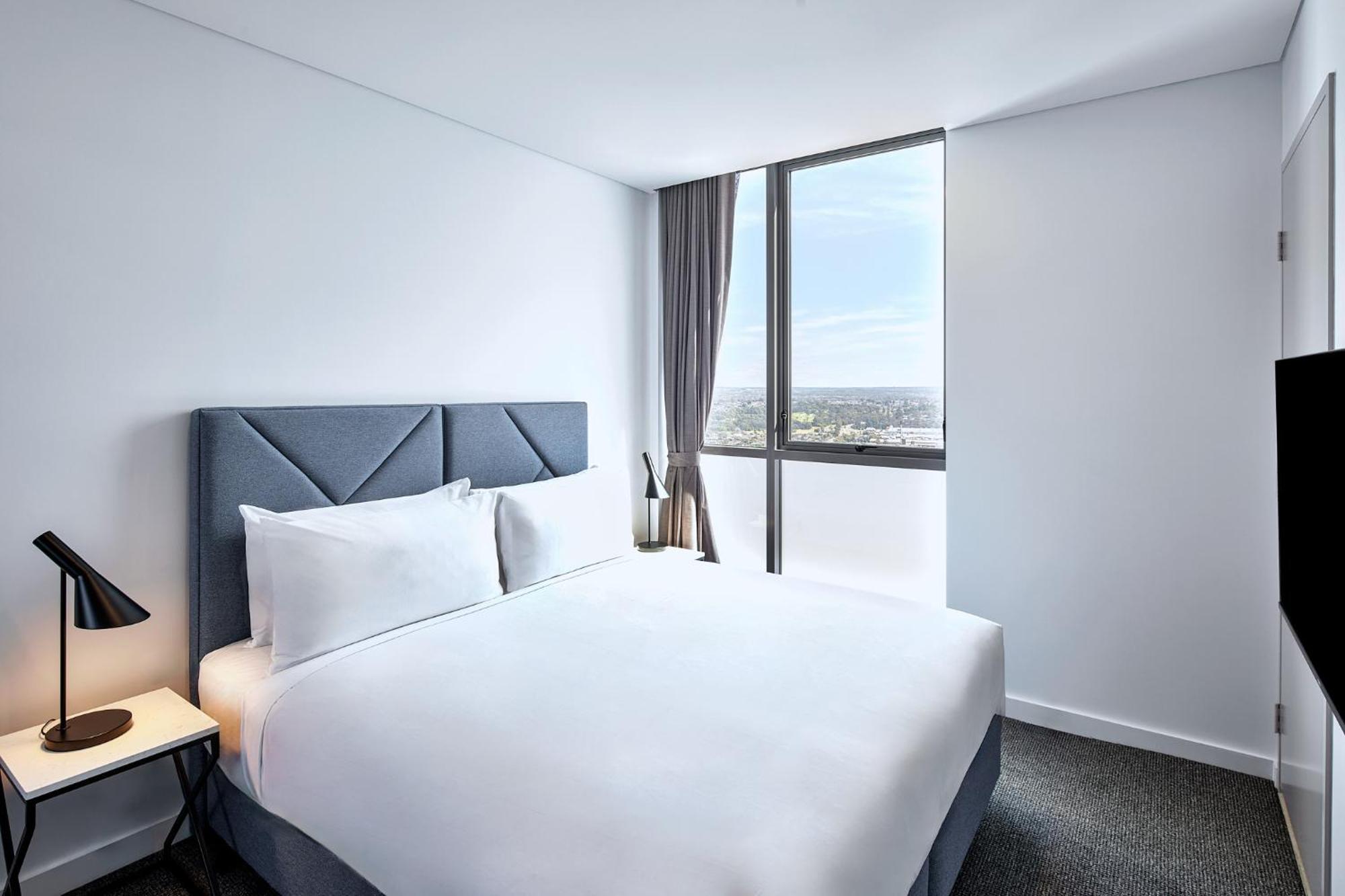 Meriton Suites Liverpool Exteriér fotografie A bedroom at the hotel