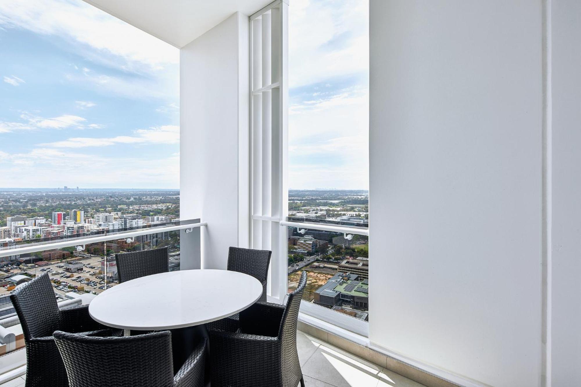 Meriton Suites Liverpool Exteriér fotografie Balcony