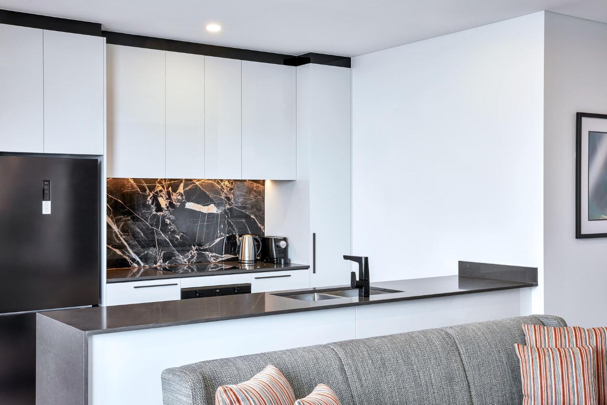 Meriton Suites Liverpool Exteriér fotografie A modern kitchen