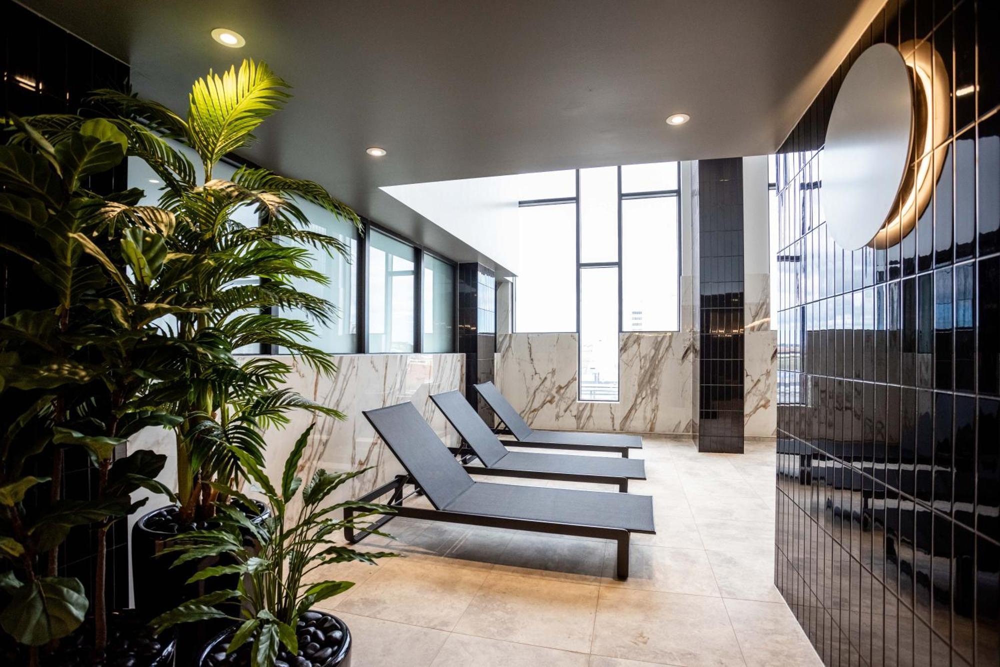 Meriton Suites Liverpool Exteriér fotografie The spa at The Standard London