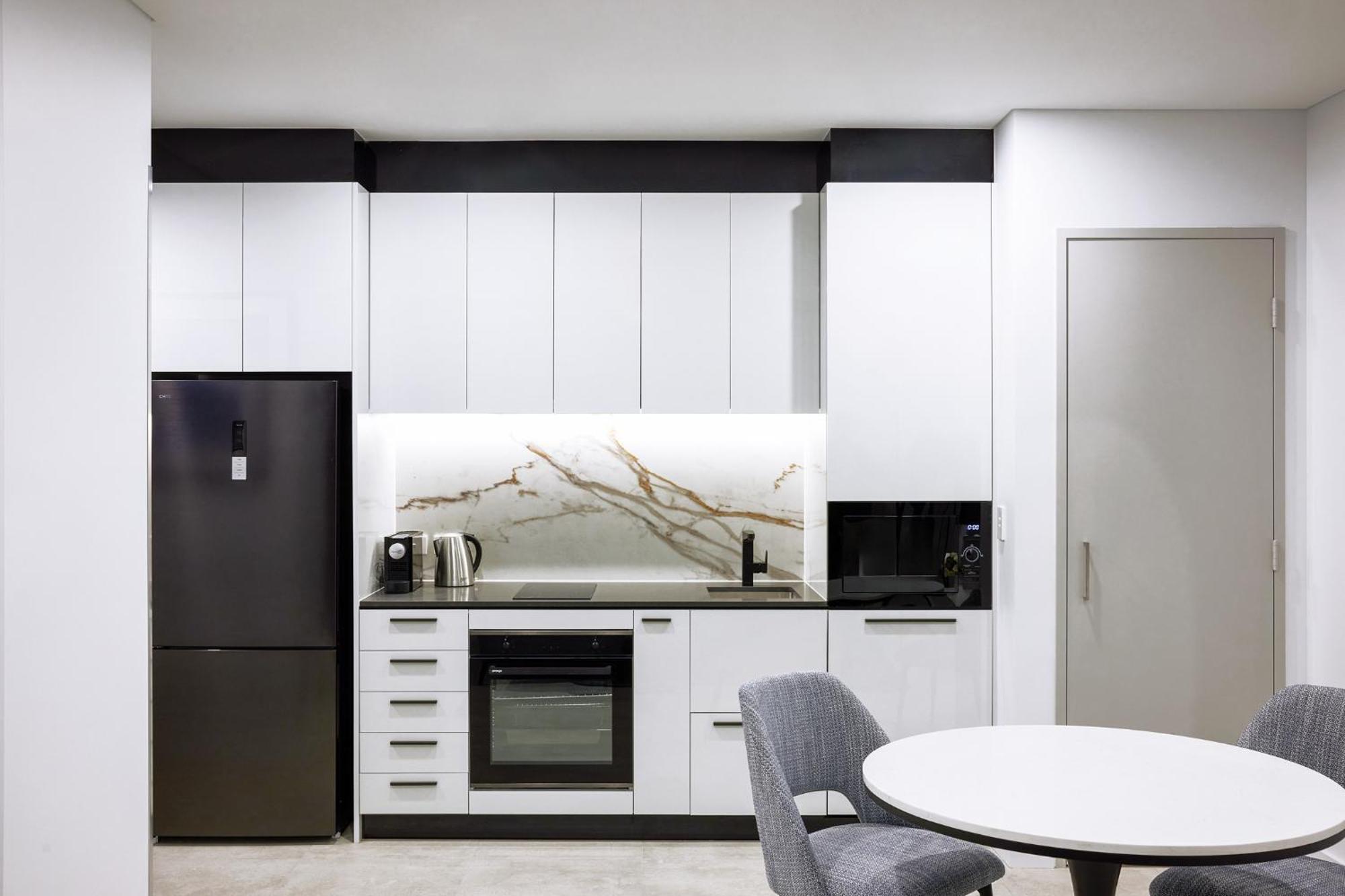 Meriton Suites Liverpool Exteriér fotografie A modern kitchen