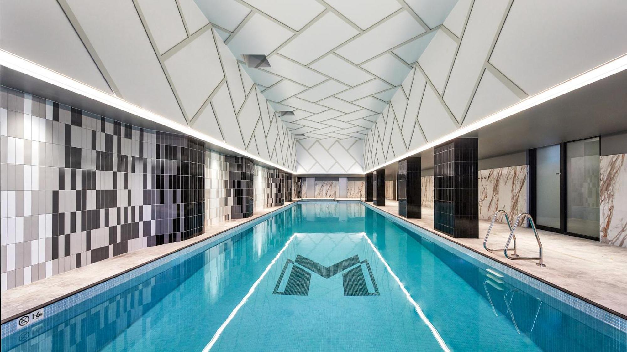 Meriton Suites Liverpool Exteriér fotografie The pool at M on Mary