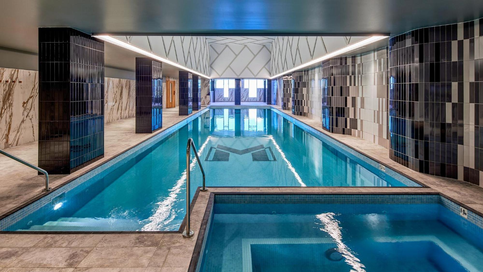 Meriton Suites Liverpool Exteriér fotografie The pool at the Mandarin Oriental